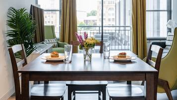 Apartemen Basic, 2 kamar tidur | Makan di kamar