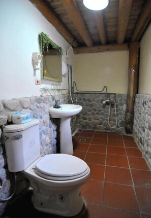Habitación cuádruple, baño compartido | Baño | Ducha, artículos de higiene personal gratuitos y secador de pelo