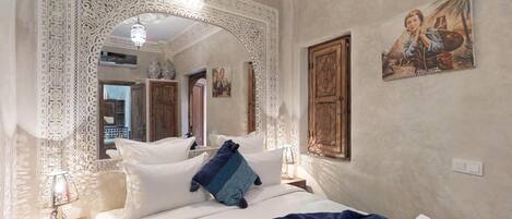 Lyxigt dubbelrum - 1 kingsize-säng - utsikt mot innergården (Double Berbere) | Italienska Frette-lakan, sängtillbehör av högsta kvalitet och duntäcken