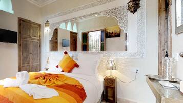 Habitación Deluxe, 1 cama matrimonial, vista al patio (Safran 1) | Sábanas italianas Frette, ropa de cama de alta calidad y edredón