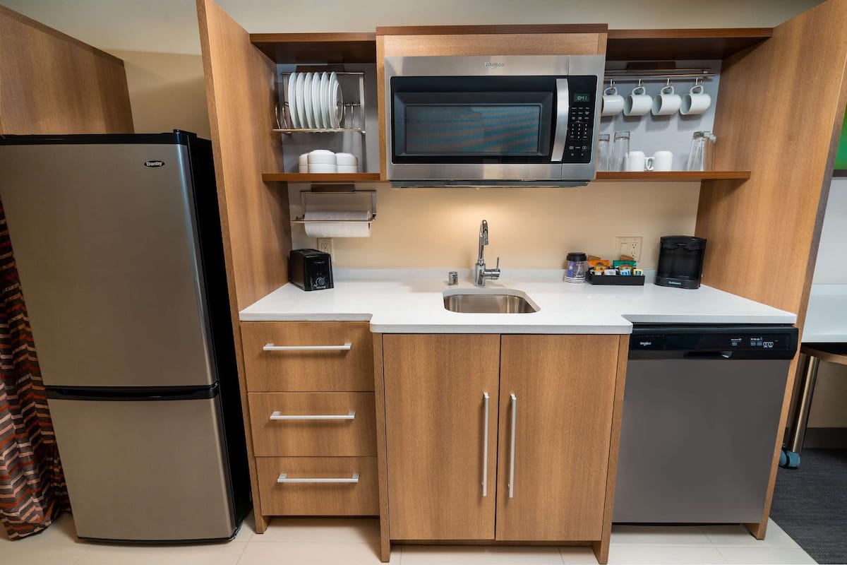 suite, 1 bedroom, non smoking | private kitchen | full-sized fridge, microwave, stovetop, dishwasher