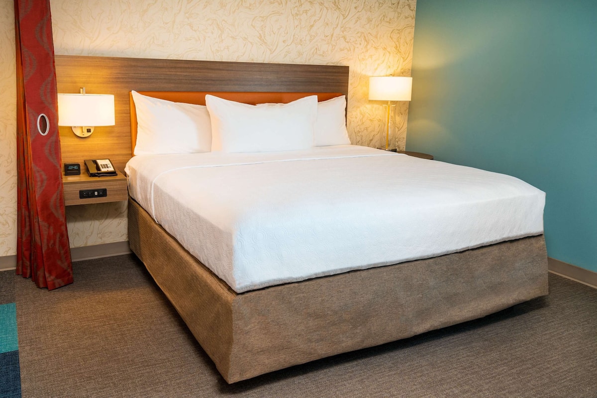 studio, 1 king bed, accessible, bathtub | hypo-allergenic bedding, desk, blackout curtains, iron/ironing board