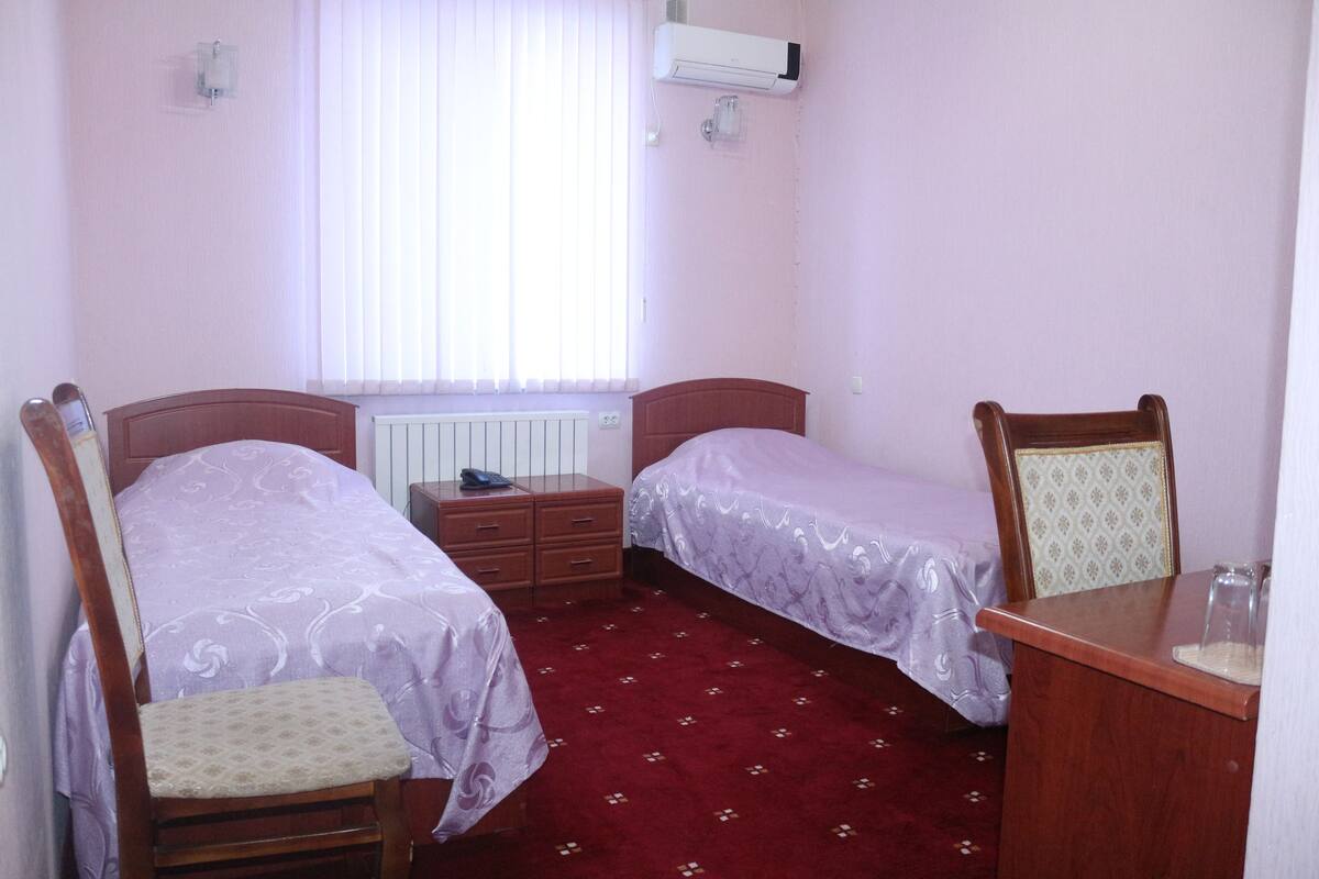 Chambre Standard avec lits jumeaux | Coffres-forts dans les chambres, Wi-Fi gratuit