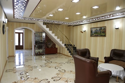Navro'z Hotel