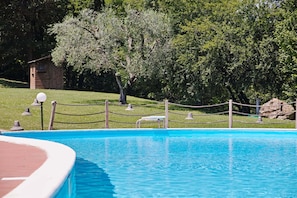 Piscine extérieure en saison