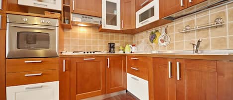 ベーシック アパートメント 2 ベッドルーム | 専用キッチン | 大型冷蔵庫、オーブン、コンロ、食器洗い機