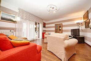 Basic-Apartment, 2 Schlafzimmer | Wohnbereich | Flachbildfernseher