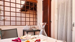 A dining table set with plates, glasses, and a vase. - Vista Lago (Padenghe sul Garda)