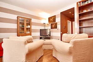 Appartement de base, 2 chambres | Aire de séjour | Téléviseur à écran plat