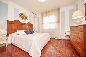 Basic-Apartment, 2 Schlafzimmer | 3 Schlafzimmer, Schreibtisch, laptopgeeigneter Arbeitsplatz, Babybetten