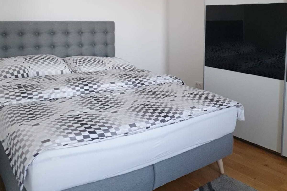Apartamento (Top 13a) | Ropa de cama de alta calidad, edredones de plumas, decoración individual