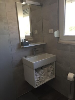 Shower, hair dryer, towels, soap - Ana's apartments (Zadar)