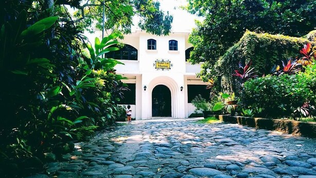 A cobblestone path leading to a building with a sign reading "Hotel Maria." - Hostal Las Marias (Taxisco)