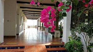 A spacious corridor with tiled flooring and a view to an outdoor area. - Hostal Las Marias (Taxisco)