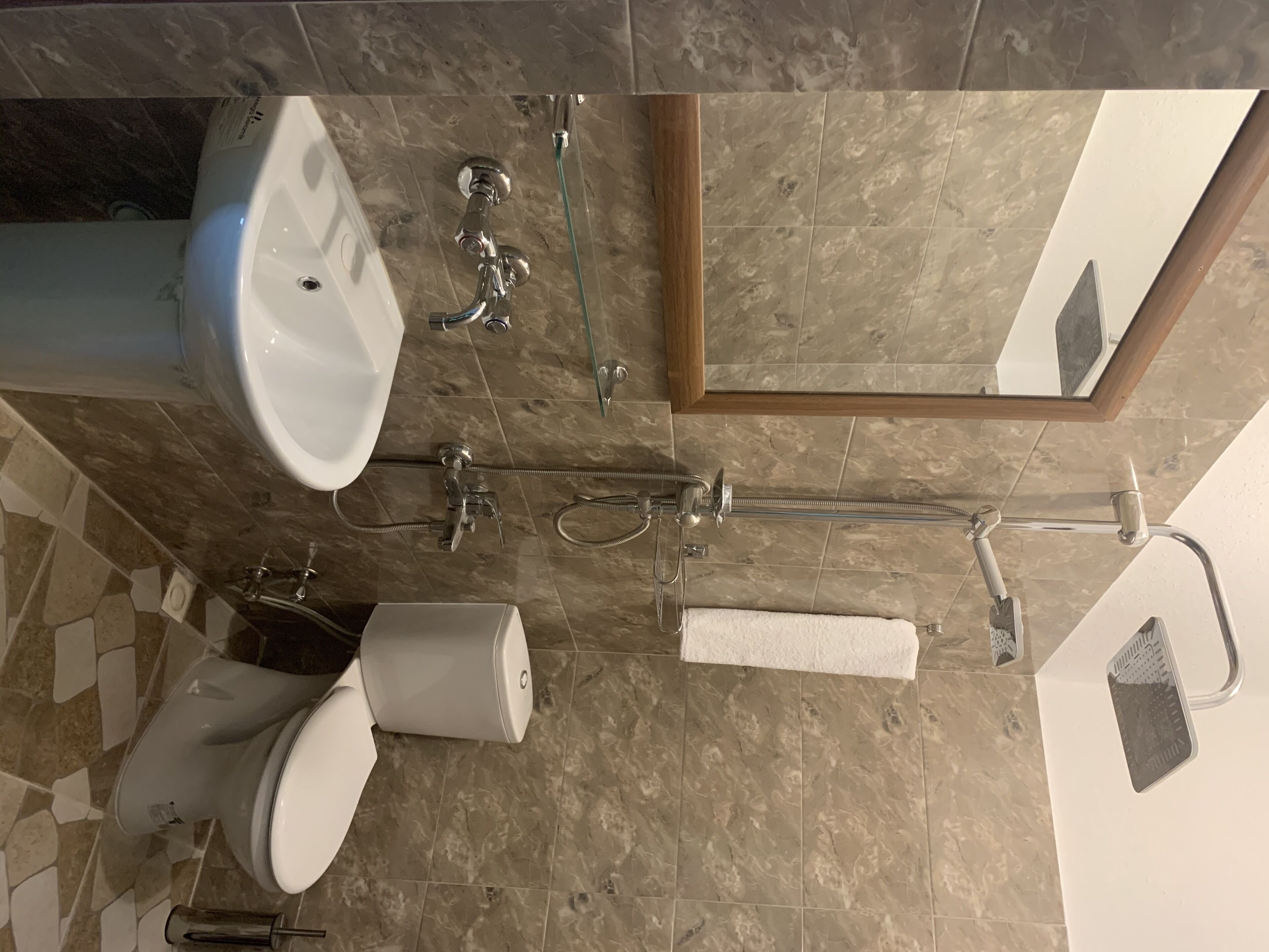 standard triple room | bathroom | free toiletries, towels