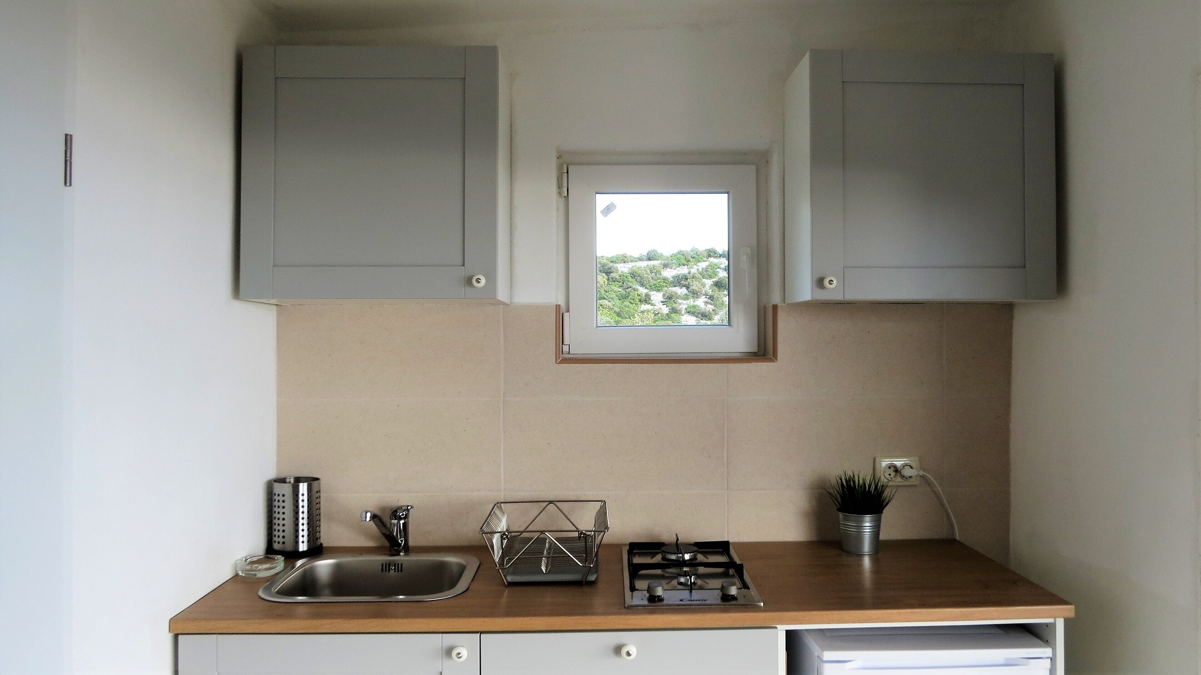 冷蔵庫、コーヒー / ティーメーカー、電気ポット、調理器具と食器