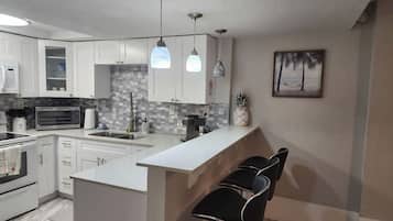 Réfrigérateur, micro-ondes, four, plaque de cuisson