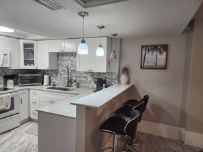 ثلاجة، ميكروويف، فرن، موقد طهي مسطح