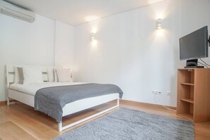Desk, iron/ironing board, internet, bed sheets - GuestReady - Spacious and Modern Studio in Belém! (Lisbon)