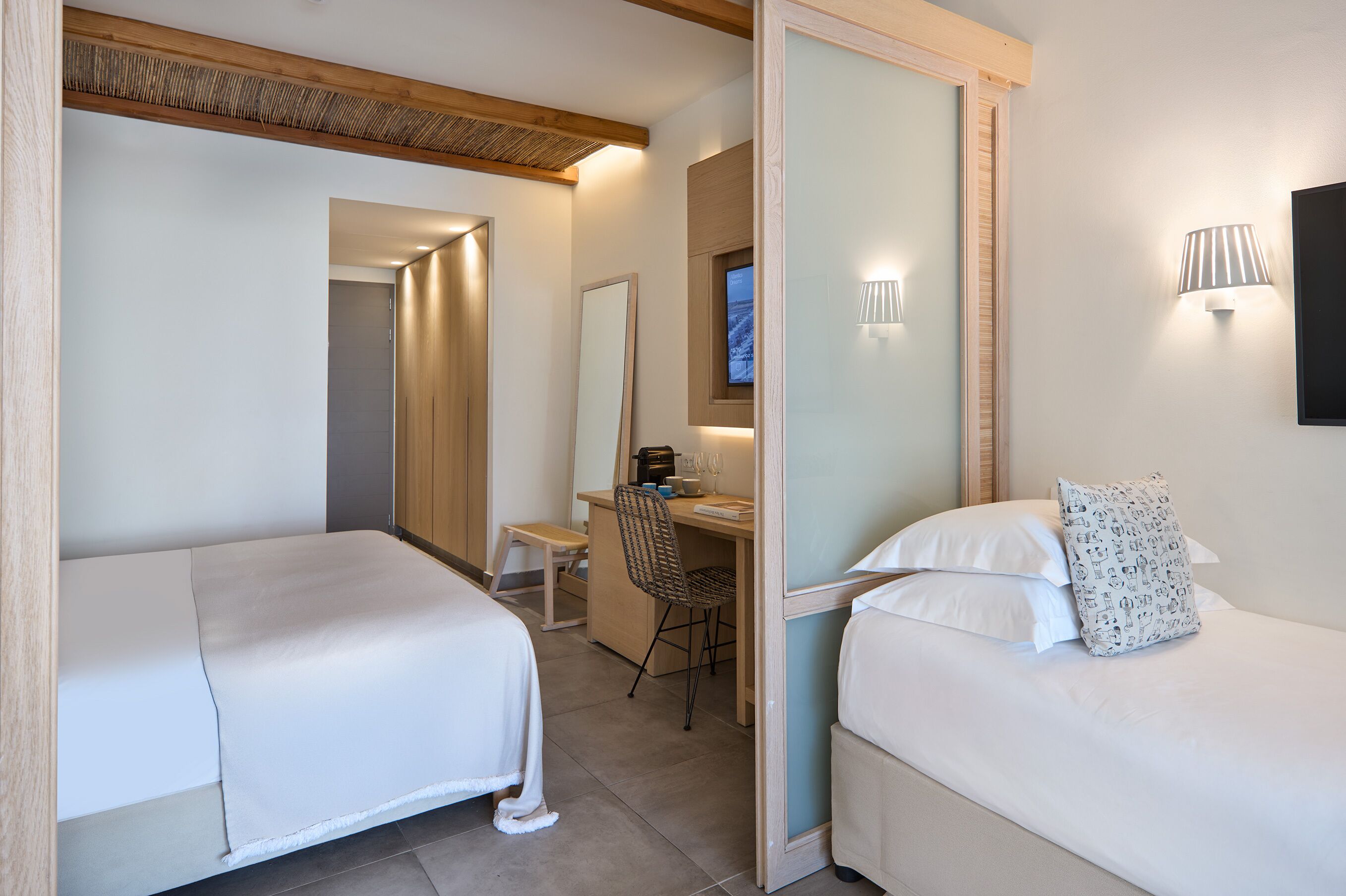 Suite – junior | Sengetøy av topp kvalitet, senger med overmadrass og minibar