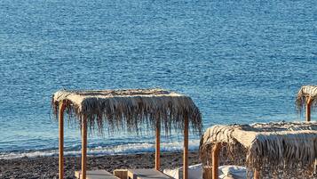 En la playa, camastros, sombrillas y toallas de playa
