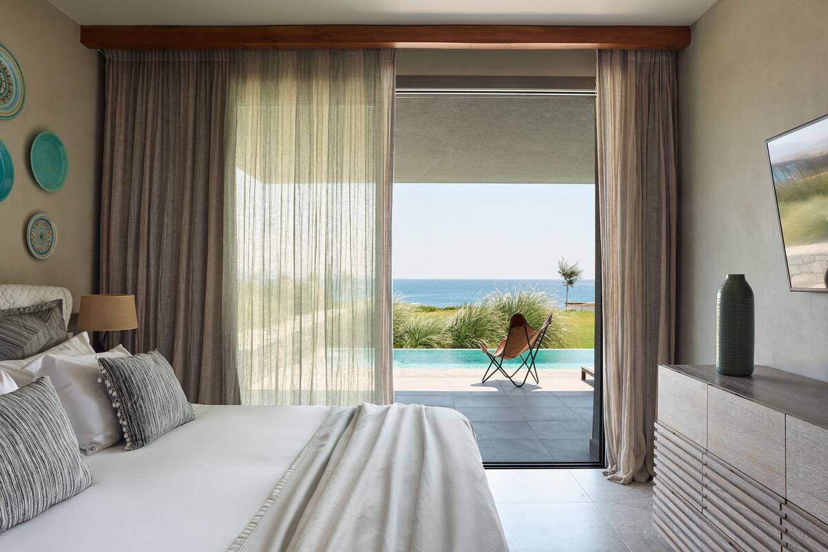 Family Beach Front Suite Private Pool Sea View | 高級寝具、ピロートップベッド、ミニバー、セーフティボックス (室内)