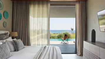 Family Beach Front Dreams Suite Private Pool Sea View | Premium bedding, pillow-top beds, minibar, in-room safe