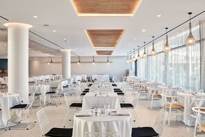 6 restaurants, breakfast, lunch, dinner served; Italian cuisine