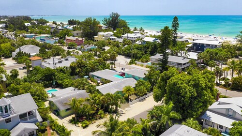 1 block to the beach! Adorable bungalow with Pool and Spa, great for families!