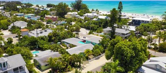 1 block to the beach! Adorable bungalow with Pool and Spa, great for families!