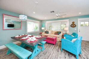 TV, offices - 1 block to the beach! Adorable bungalow with Pool and Spa, great for families! (Anna Maria)