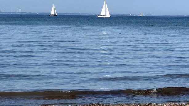 A calm sea with sailboats. - Dream vacation, luxury and relaxation with your own pool and sauna  (Kalkhorst)
