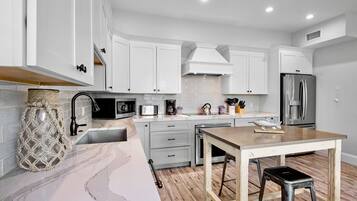 Køleskab, mikrobølgeovn, ovn, kogeplade