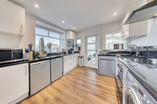 Spacious 4 bedroom Holiday cottage close to the quay