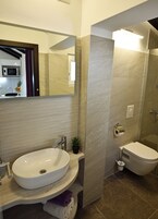 Deluxe Stüdyo | Banyo | Duş, ücretsiz banyo/kozmetik ürünleri, saç kurutma makinesi, havlu 