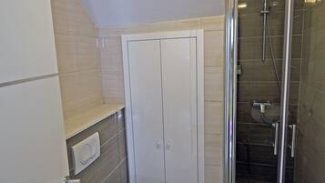 Ducha, artículos de tocador gratuitos, secador de pelo, toallas