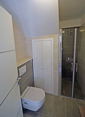Quarto casal luxo | Banheiro | Chuveiro, produtos de toalete grátis, secador de cabelo