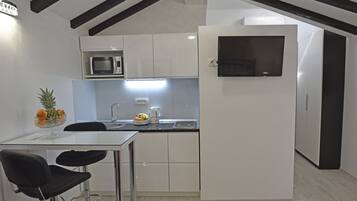 Deluxe Studio | In-room dining