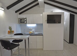 Deluxe Studio | In-room dining - Kuzma Rooms 2 (Split)