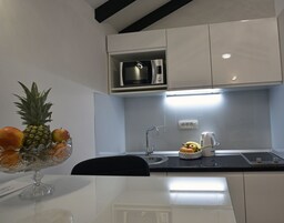 Estudio Deluxe | Cocina privada | Frigorífico y hervidor eléctrico