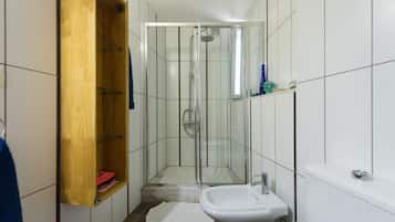 Appartement, 1 slaapkamer | Badkamer | Een douche, een regendouche, handdoeken, shampoo
