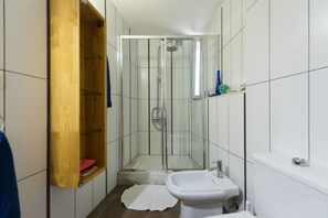 Appartement, 1 slaapkamer | Badkamer | Een douche, een regendouche, handdoeken, shampoo