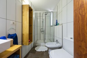 A compact bathroom with a shower, sink, and toilet. - La Ventana de San Cristóbal (Las Palmas de Gran Canaria)