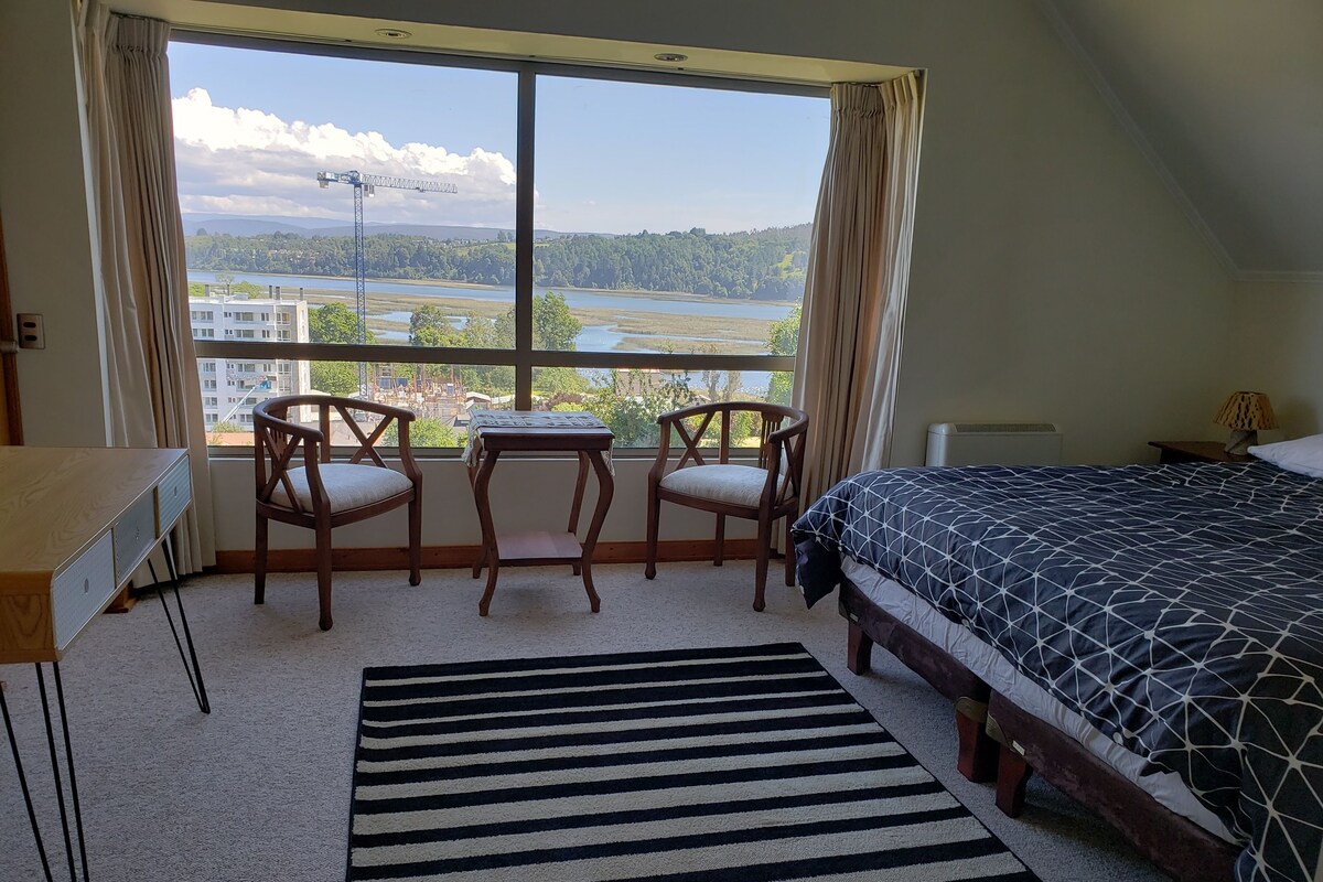 Suite Panoramique, bain à remous, vue fleuve | Rideaux occultants, Wi-Fi gratuit, draps fournis