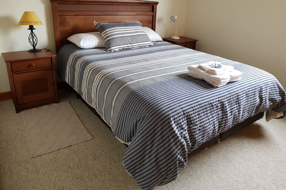 Chambre Standard, salle de bains commune, vue colline | Rideaux occultants, Wi-Fi gratuit, draps fournis