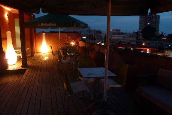 S'hi serveixen esmorzars, dinars, sopars i plats de cuina internacional