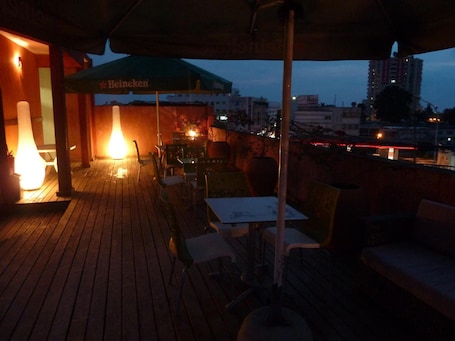 Phục vụ bữa sáng, bữa trưa, bữa tối, món ăn mang phong cách quốc tế