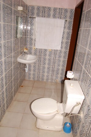 Classic-dobbeltværelse (A) | Badeværelse | Kombination af bruser/badekar, gratis toiletartikler, hårtørrer