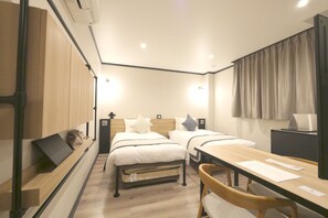 Superior Twin Room (Kitchen) | Gebar bulu kapas, peti besi dalam bilik, meja 