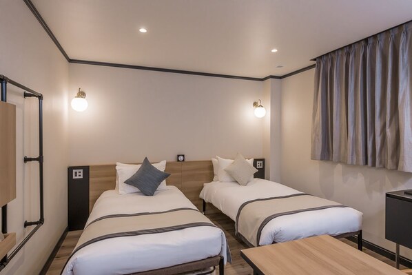 Gebar bulu kapas, peti besi dalam bilik, meja 